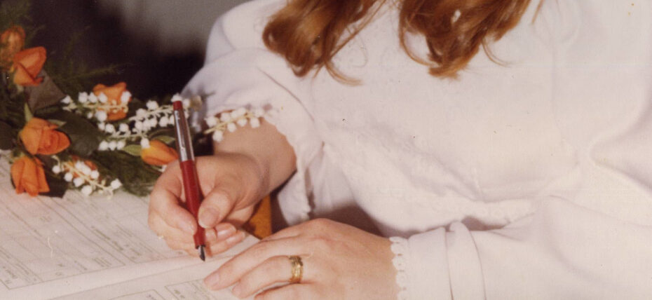 Signing the Marital registrar.